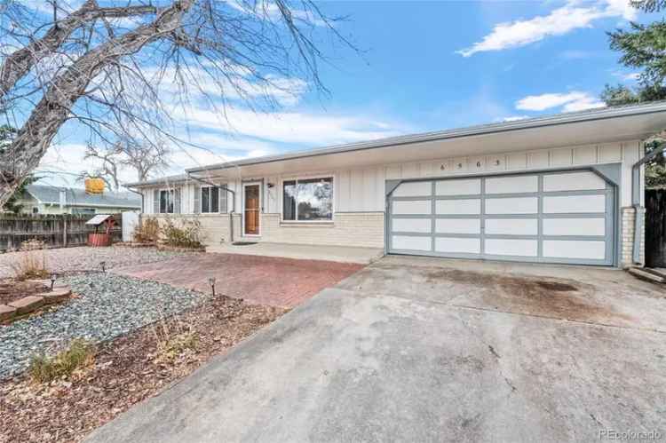 Single-family house For Sale in 6563, Simms Street, Arvada, Colorado