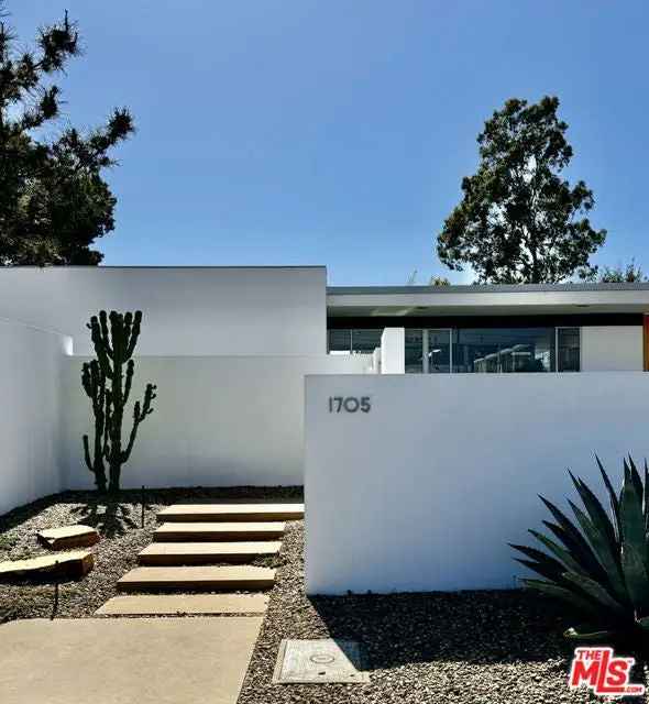 Single-family house For Sale in 1705, Summitridge Drive, Beverly Hills, California