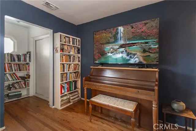 Single-family house For Sale in 15110, Otsego Street, Los Angeles, California