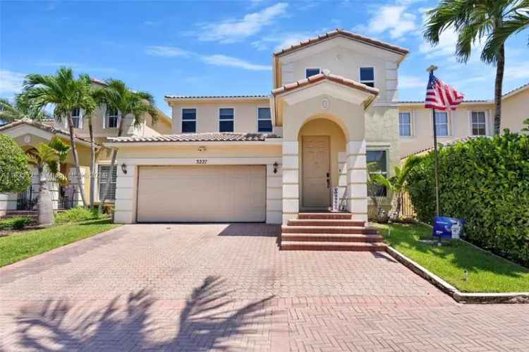 Single-family house For Sale in 3227, Northeast 212th Street, Aventura, Florida