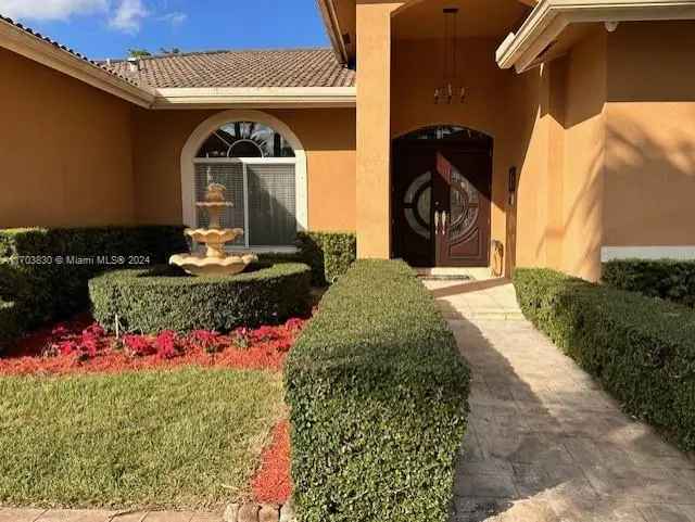 Single-family house For Sale in 10601, Southwest 128th Street, Kendall, Florida