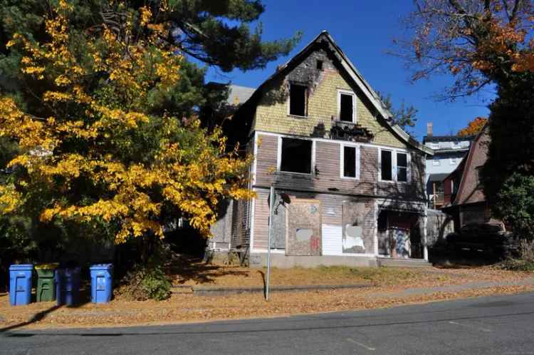 Multi-family house For Sale in 65, Pine Street, Waterbury, Connecticut