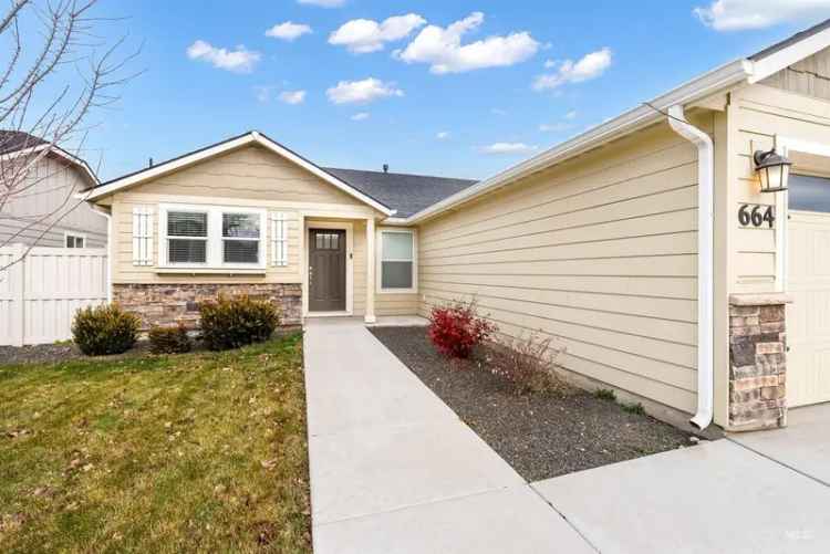 Single-family house For Sale in 664, Alpine Lake Street, Middleton, Idaho