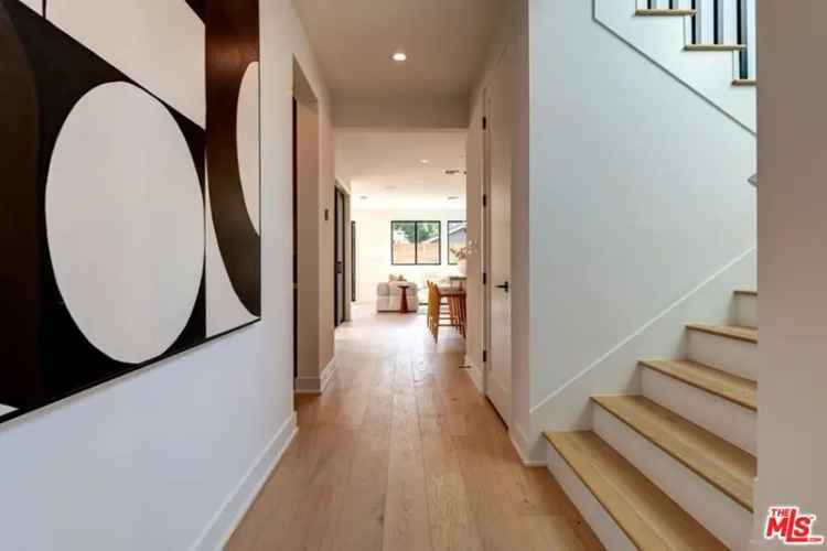 Single-family house For Sale in 15446, La Maida Street, Los Angeles, California