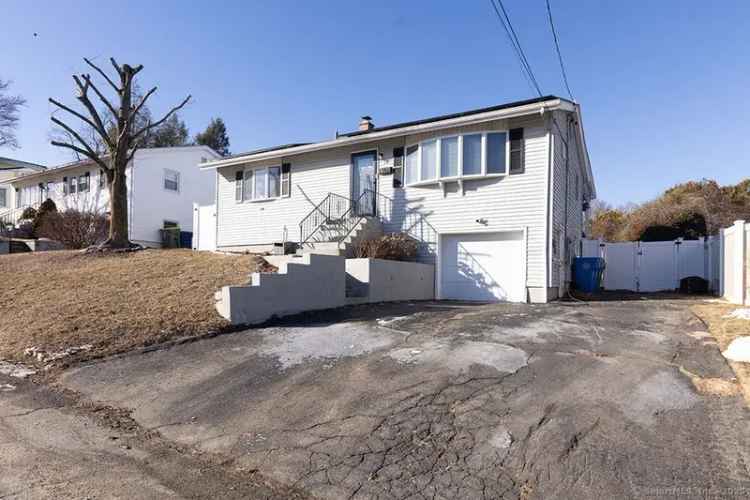 Single-family house For Sale in 68, Oakleaf Drive, Waterbury, Connecticut