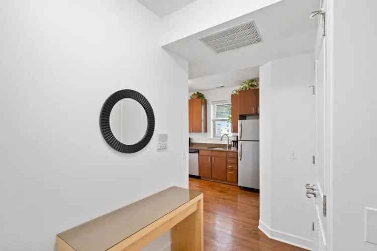 Condo For Sale in 1525, West Barry Avenue, Chicago, Illinois