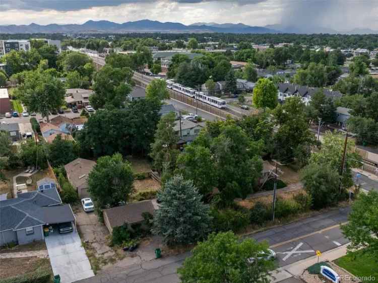 Single-family house For Sale in 7204, West 13th Avenue, Lakewood, Colorado