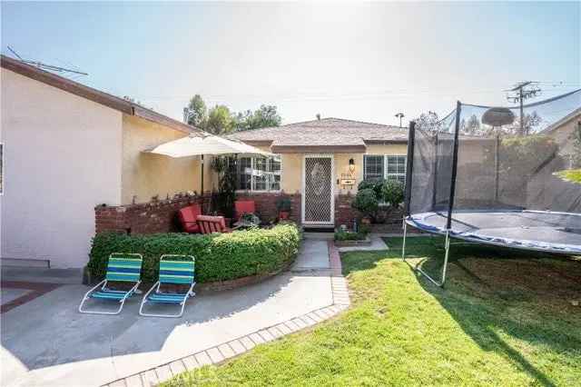 Single-family house For Sale in San Fernando, California