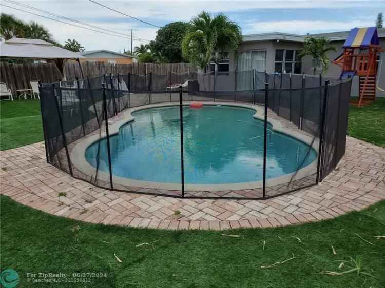 Single-family house For Sale in Lantana, Florida