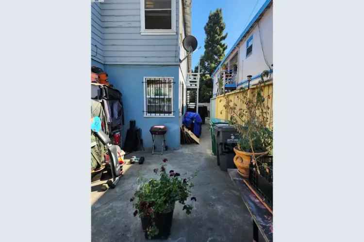 Multi-family house For Sale in 1527, 13th Avenue, Oakland, California