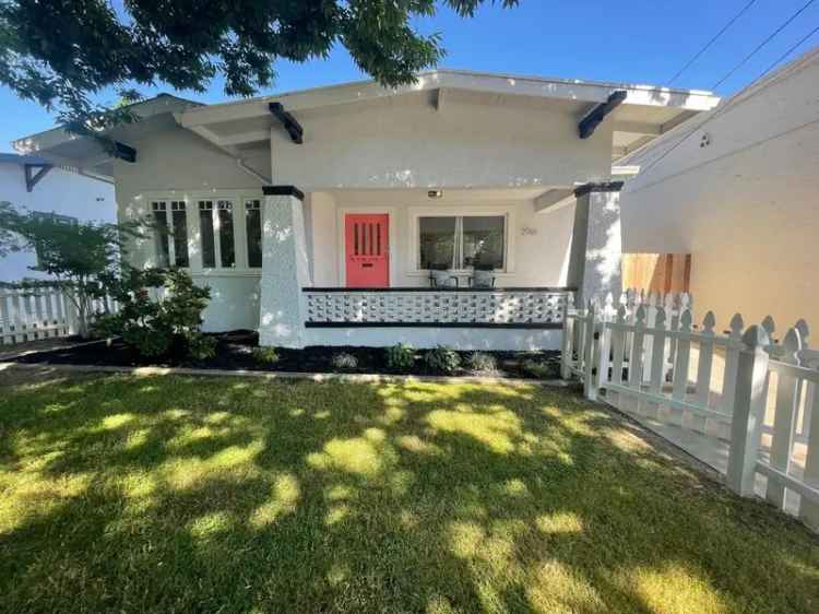 Single-family house For Sale in 2766, 21st Street, Sacramento, California