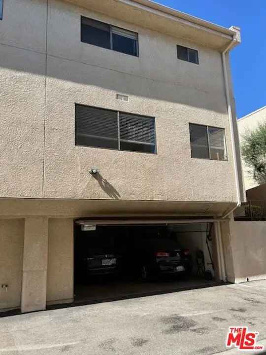 Condo For Sale in 18417, Collins Street, Los Angeles, California