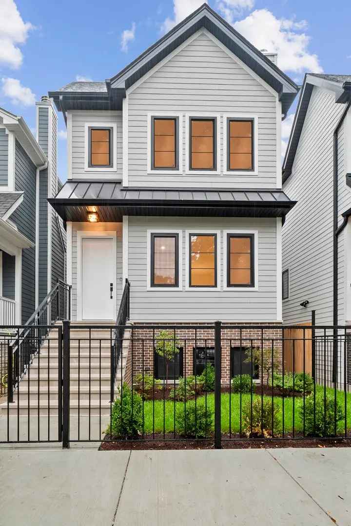 Single-family house For Sale in 3337, North Claremont Avenue, Chicago, Illinois