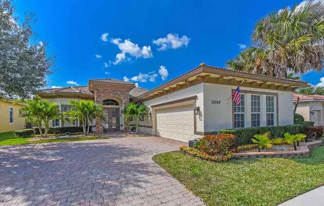 Single-family house For Sale in 10268, Southwest Visconti Way, Port Saint Lucie, Florida