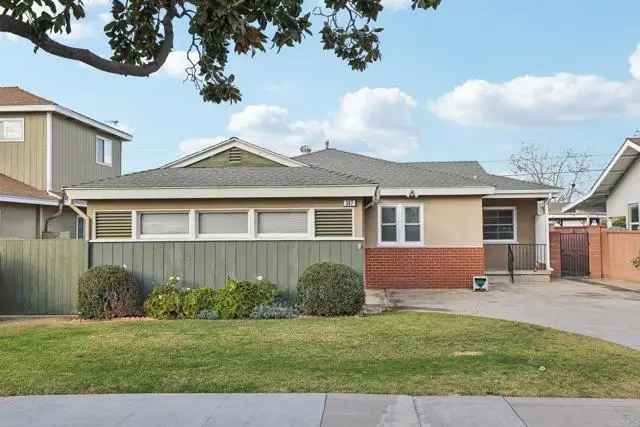 Single-family house For Sale in 347, East Barkley Avenue, Orange, California