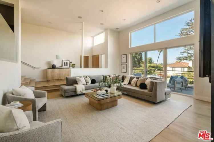 Single-family house For Sale in 13866, Valley Vista Boulevard, Los Angeles, California