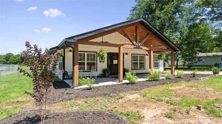 Single-family house For Sale in Siloam Springs, Arkansas