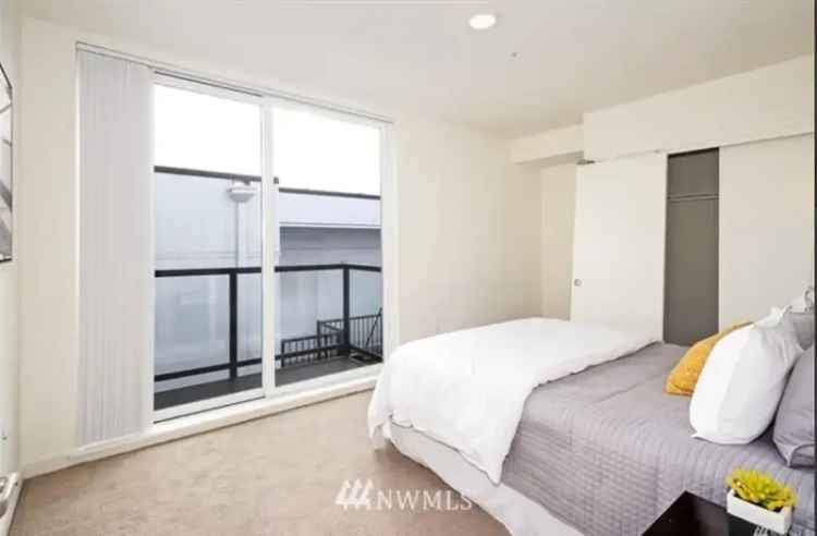 Wallingford Condo for Rent - Rooftop Deck & Parking