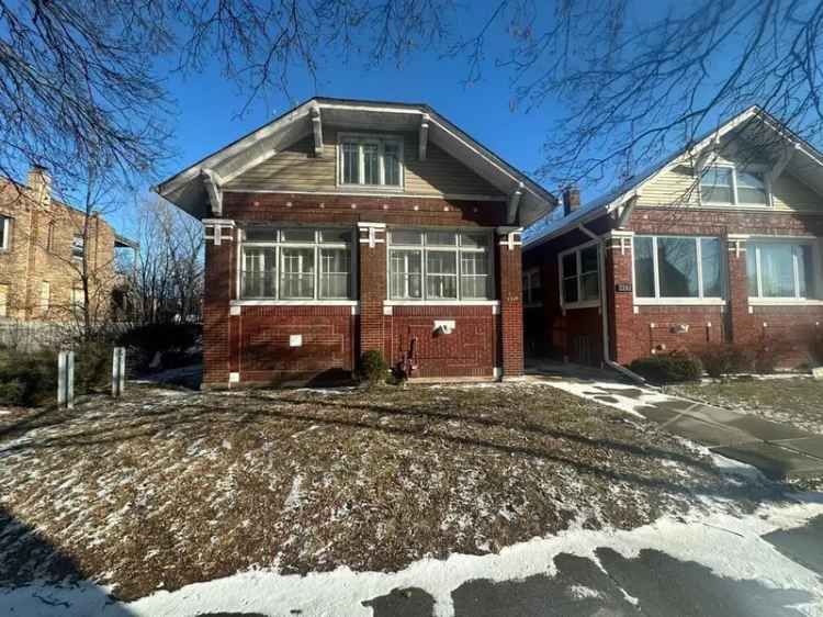 Single-family house For Sale in 7345, South Bennett Avenue, Chicago, Illinois