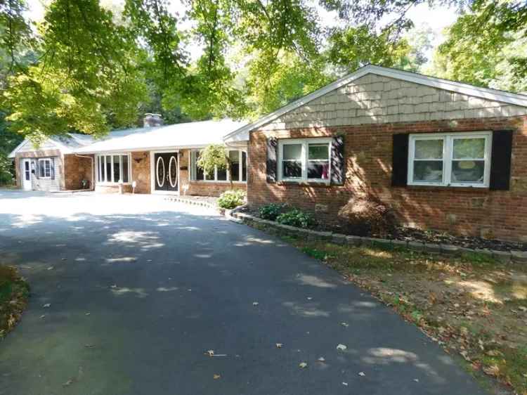 Single-family house For Sale in 21, Featherbed Lane, Branford, Connecticut