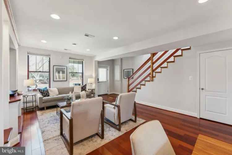 House For Sale in 707, 17th Street Southeast, Washington, District of Columbia