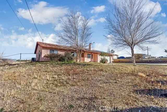 Single-family house For Sale in 9325, Jacaranda Avenue, Hesperia, California