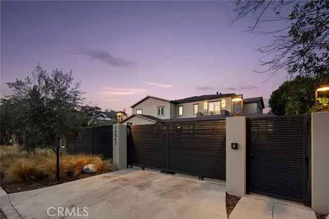 Single-family house For Sale in 15547, Valley Vista Boulevard, Los Angeles, California