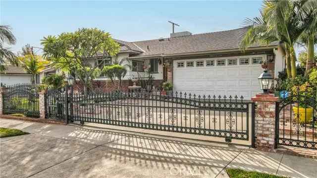 Single-family house For Sale in 7115, Park Manor Avenue, Los Angeles, California