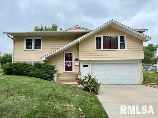 Single-family house For Sale in Clinton, Iowa