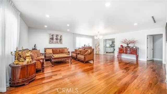 Single-family house For Sale in 6656, Varna Avenue, Los Angeles, California