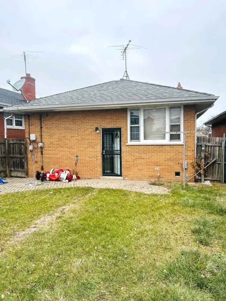 Single-family house For Sale in 329, 153rd Place, Calumet City, Illinois