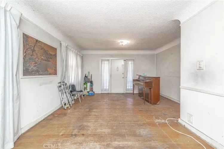 Single-family house For Sale in 2424, South West View Street, Los Angeles, California