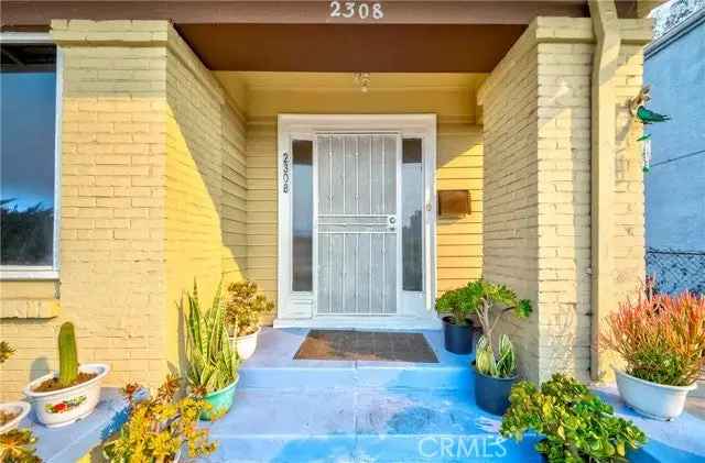 Single-family house For Sale in 2308, 11th Avenue, Los Angeles, California