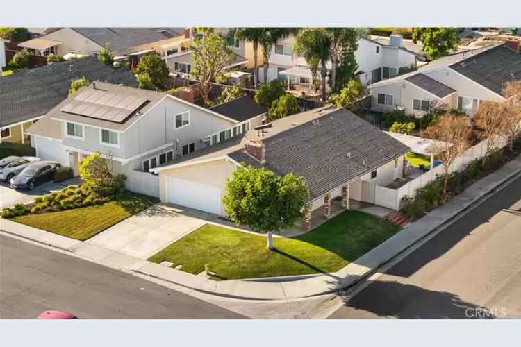 Single-family house For Sale in 14932, Merced Circle, Irvine, California