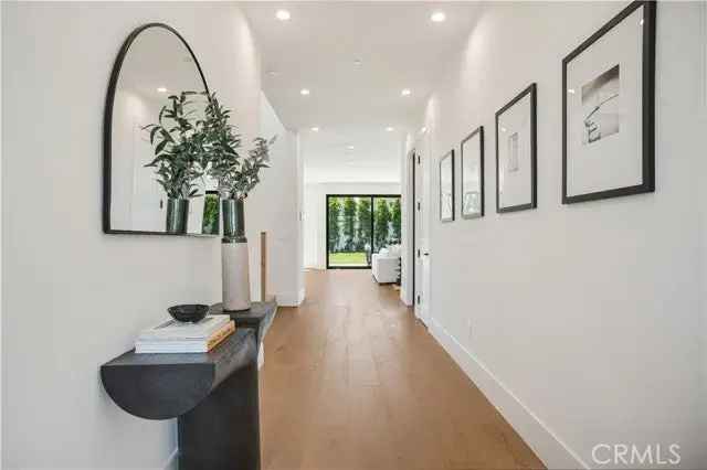 Single-family house For Sale in 7927, Westlawn Avenue, Los Angeles, California