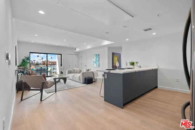 Condo For Sale in 321, South Oxford Avenue, Los Angeles, California