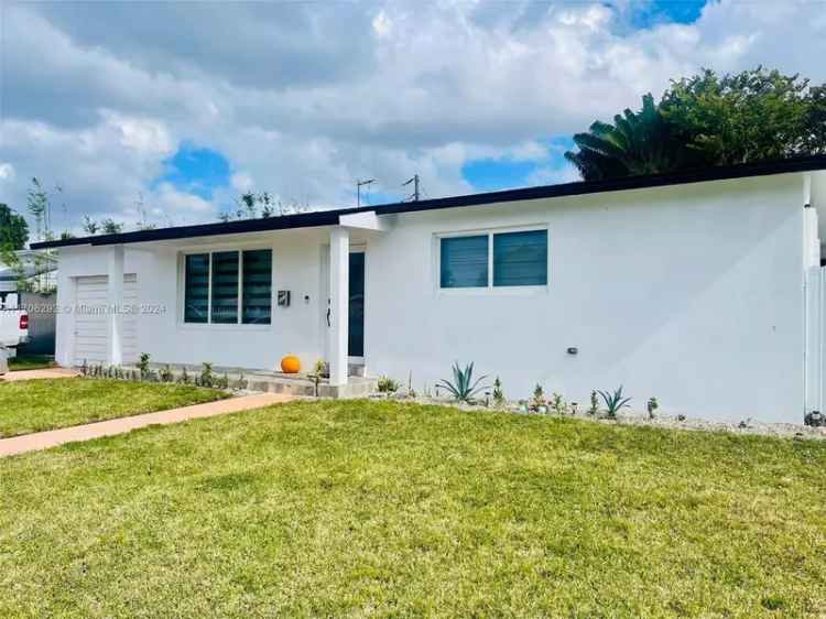 Single-family house For Sale in 12001, Northwest 22nd Place, Hialeah, Florida