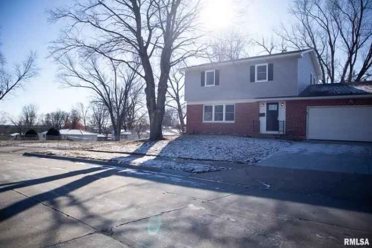 Single-family house For Sale in 611, Scenic Drive, Clinton, Iowa