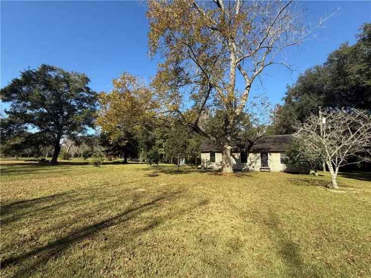 Single-family house For Sale in 13210, Holly Court, Grand Bay, Alabama