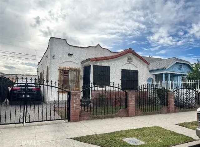 Single-family house For Sale in 1226, West 66th Street, Los Angeles, California