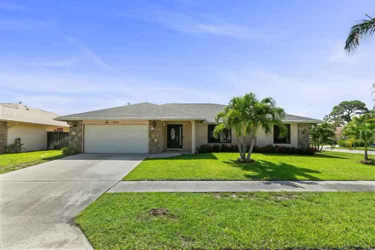 Single-family house For Sale in Lantana, Florida