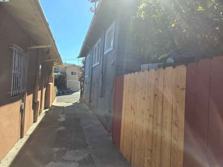 Single-family house For Sale in 3568, Harper Street, Oakland, California