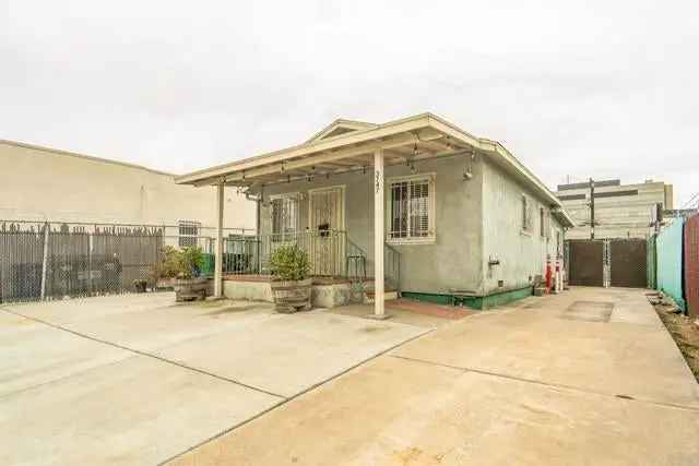 Single-family house For Sale in 3747, Dalbergia Street, San Diego, California