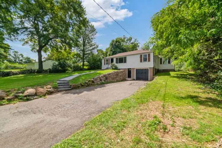 Single-family house For Sale in 68, Queen Street, Newtown, Connecticut