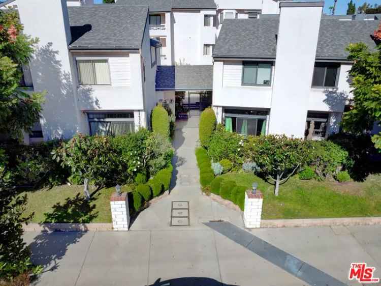 Condo For Sale in 11911, Magnolia Boulevard, Los Angeles, California