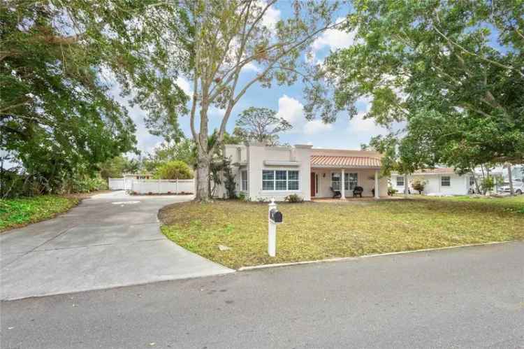 Single-family house For Sale in 7705, Alhambra Drive, Bradenton, Florida