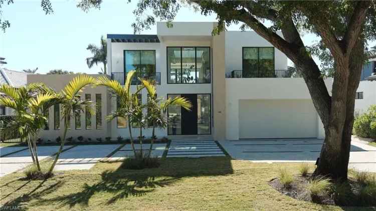 Single-family house For Sale in 590, 6th Avenue North, Naples, Florida