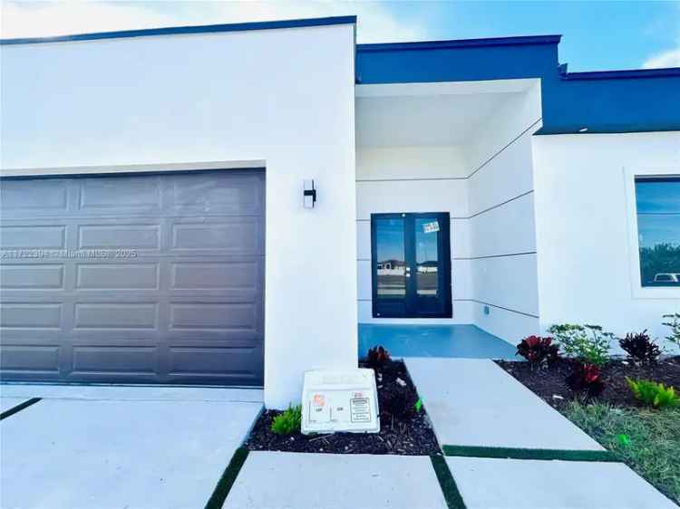 Single-family house For Sale in 2220, Northwest 1st Place, Cape Coral, Florida