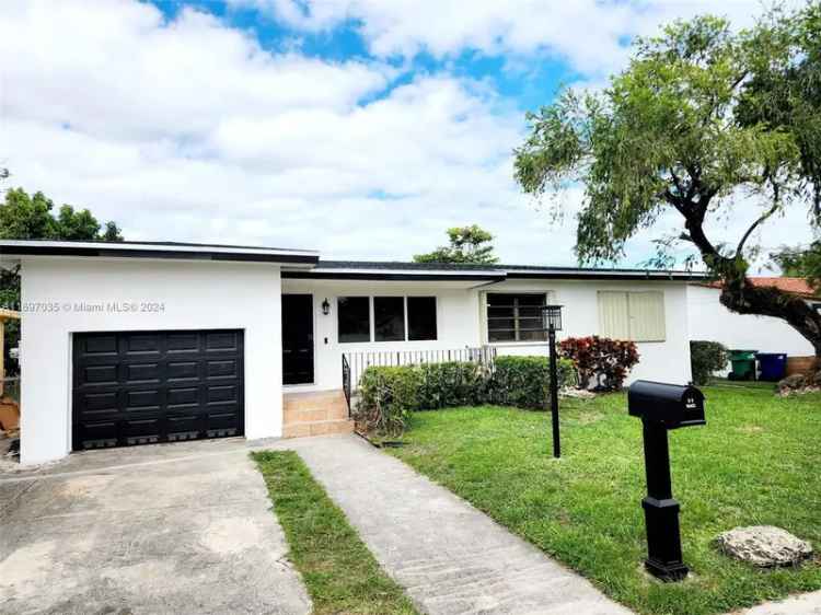 Single-family house For Sale in 1369, Northwest 96th Street, Hialeah, Florida