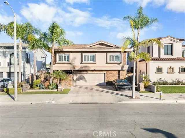 Single-family house For Sale in 16712, Baruna Lane, Huntington Beach, California